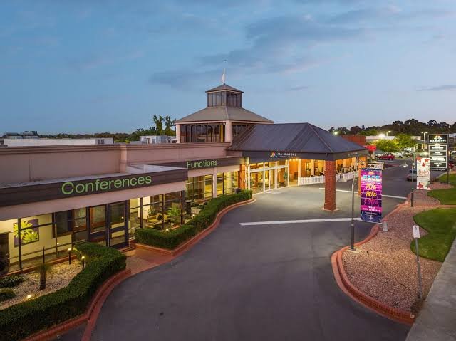 All Seasons Hotel Bendigo at dusk