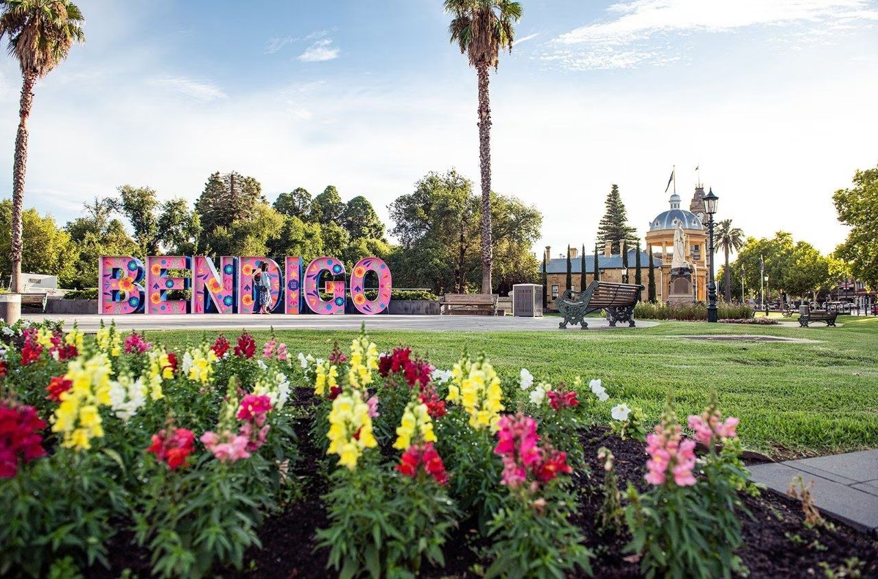 The BENDIGO sign in Rosalind Park with flowers in bloom